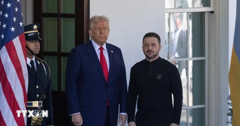 Tổng thống Mỹ Donald Trump (thứ hai, trái) đón Tổng thống Ukraine Volodymyr Zelensky tại Nhà Trắng, ngày 28/2. (Ảnh: THX/TTXVN)