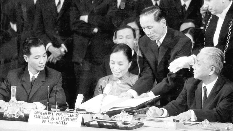 Bộ trưởng Ngoại giao Chính phủ Cách mạng lâm thời Cộng hòa miền Nam Việt Nam Nguyễn Thị Bình ký Hiệp định Paris về chấm dứt chiến tranh, lập lại hòa bình ở Việt Nam, ngày 27/1/1973, tại Trung tâm hội nghị quốc tế ở Thủ đô Paris (Pháp). (Ảnh tư liệu)