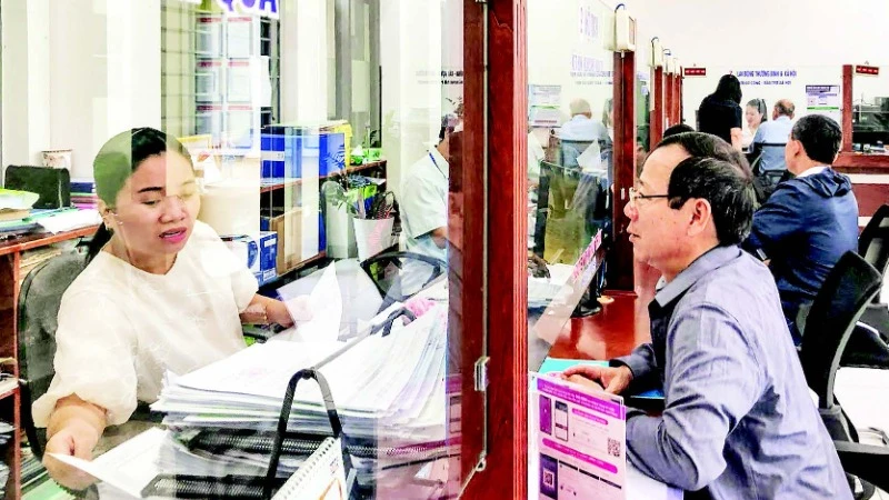 Người dân giải quyết thủ tục hành chính tại bộ phận “Một cửa” phường Phước Ninh, quận Hải Châu, thành phố Đà Nẵng. (Ảnh: HOÀNG NHUNG)