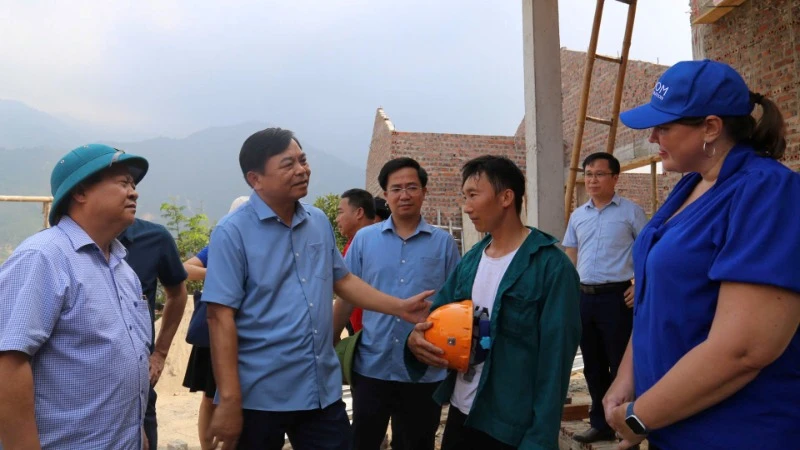 Lãnh đạo Bộ Nông nghiệp và Môi trường kiểm tra công tác khắc phục bão lũ tại Lào Cai. (Ảnh: TÂM THỜI)