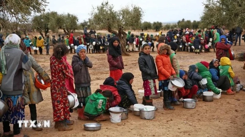 Trẻ em Syria chờ nhận thực phẩm cứu trợ tại một trại tị nạn ở gần Bab al-Salamah, khu vực biên giới giữa Syria và Thổ Nhĩ Kỳ. (Ảnh: THX/TTXVN)