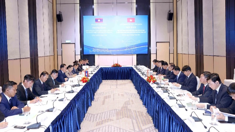 Hội đàm giữa 2 Văn phòng Trung ương Đảng Cộng sản Việt Nam và Đảng Nhân dân Cách mạng Lào. (Ảnh: TTXVN)