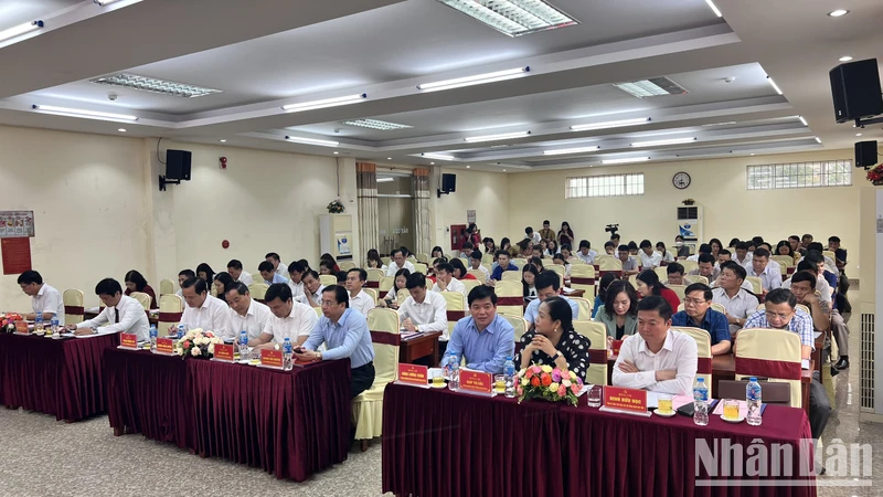 Các đại biểu dự Hội nghị tổng kết 15 năm thực hiện Chỉ thị số 24-CT/TW của Ban Bí thư Trung ương Đảng, khóa X.