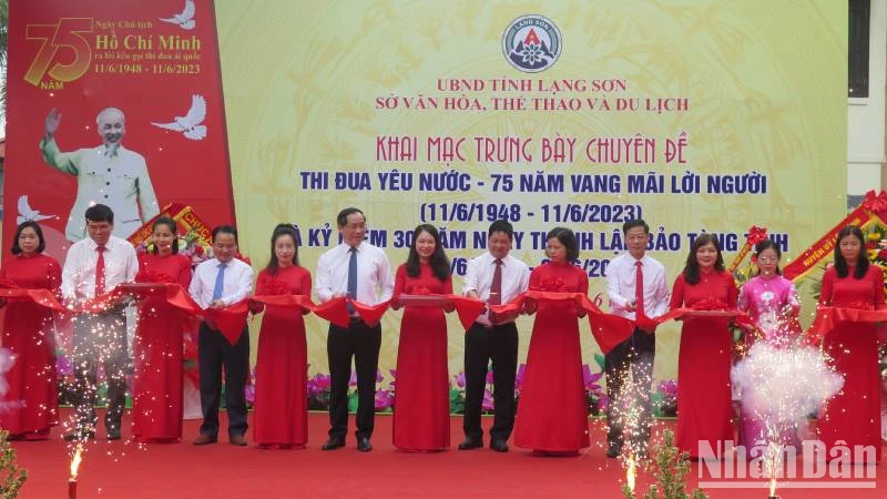Các đại biểu tham gia cắt băng trưng bày chuyên đề: "Thi đua yêu nước - 75 năm vang mãi lời Người".