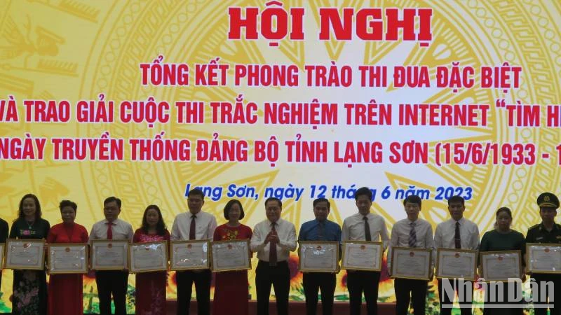 Chủ tịch Ủy ban nhân dân tỉnh Lạng Sơn trao tặng bằng khen cho các tập thể và cá nhân có thành tích xuất sắc trong phong trào thi đua đặc biệt.