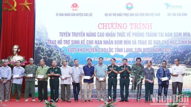 Trung tướng Phạm Ngọc Khóa, Phó Chủ tịch Thường trực Hội hỗ trợ khắc phục hậu quả bom mìn Việt Nam tặng quà sinh kế cho các nạn nhân có hoàn cảnh khó khăn tại huyện Cao Lộc (Lạng Sơn).