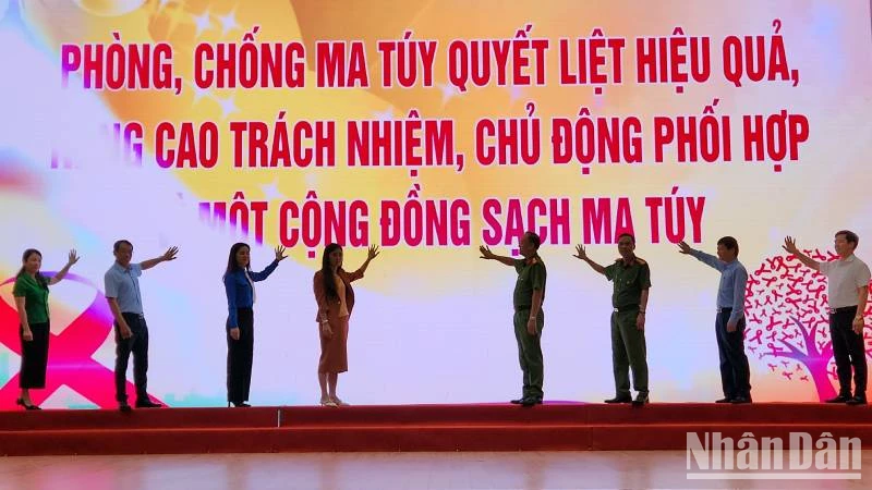 Các đại biểu dự Lễ mít-tinh thực hiện nghi lễ cam kết phòng, chống ma túy năm 2023.