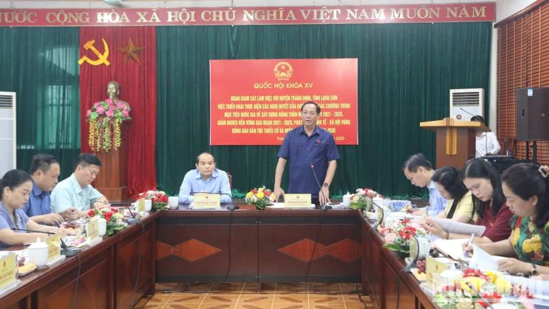 Đồng chí Thượng tướng Trần Quang Phương, Ủy viên Trung ương Đảng, Phó Chủ tịch Quốc hội làm việc với lãnh đạo huyện Tràng Định (Lạng Sơn).