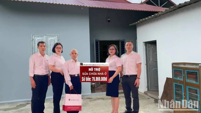 Lãnh đạo Agribank Chi nhánh Lạng Sơn, trao hỗ trợ kinh phí và bàn giao ngôi nhà "Mái ấm công đoàn" cho ông Hoàng Văn Thời.