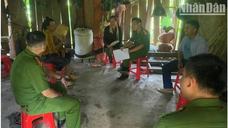 Công an xã Nhất Tiến, Bắc Sơn, (Lạng Sơn) tuyên truyền, vận động nhân dân cam kết, giao nộp vũ khí, vật liệu nổ, công cụ hỗ trợ.