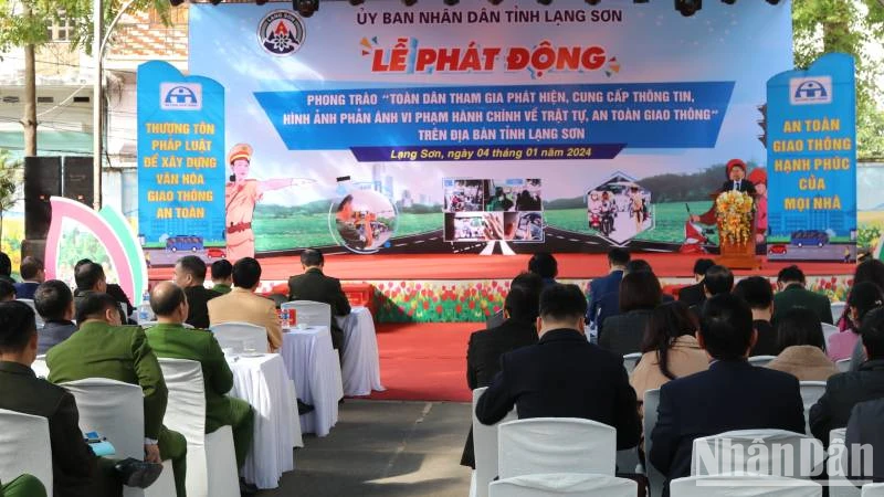 Các đại biểu tham dự lễ phát động toàn dân tham gia phát hiện vi phạm về an toàn giao thông.
