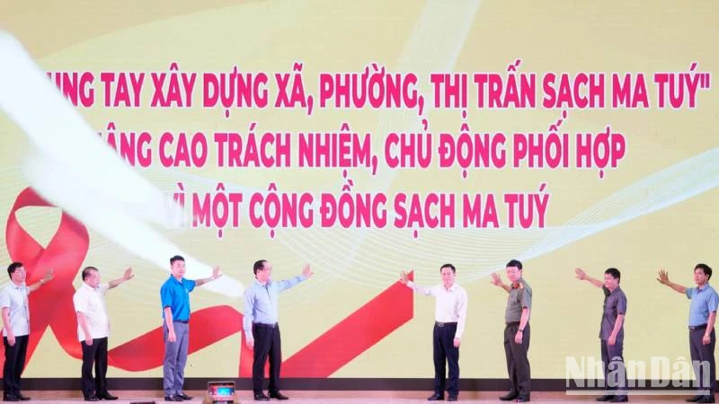 Các đại biểu tham gia nghi lễ cam kết chung tay phòng, chống ma túy.