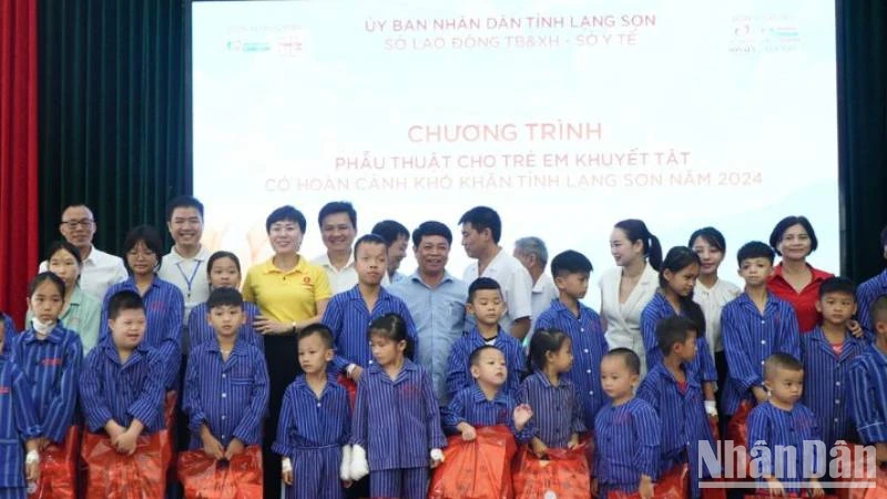 Các đại biểu và nhà hảo tâm tặng quà cho trẻ em khuyết tật được chỉ định phẫu thuật.