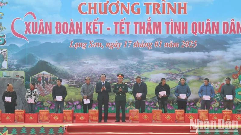 Đại diện lãnh đạo Ủy ban nhân dân tỉnh Lạng Sơn và lãnh đạo Cục Dân vận, Tổng Cục Chính trị Quân đội tặng quà cho các hộ gia đình có hoàn cảnh khó khăn.