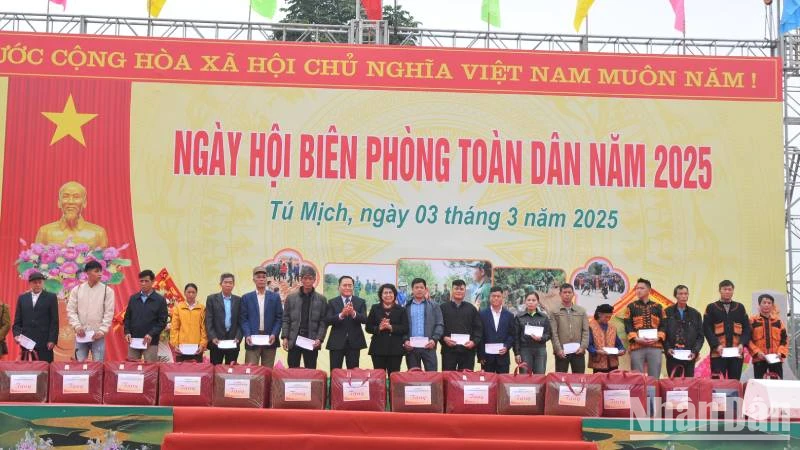 Đại diện lãnh đạo Ủy ban Trung ương Mặt trận Tổ quốc Việt Nam và lãnh đạo tỉnh Lạng Sơn trao quà tặng các hộ gia đình tiêu biểu trong tham gia bảo vệ đường biên, cột mốc.