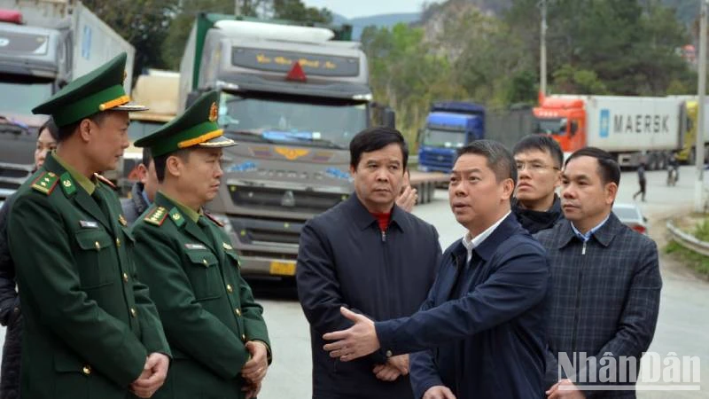 Đồng chí Đoàn Thanh Sơn, Phó Chủ tịch Ủy ban nhân dân tỉnh lạng Sơn, kiểm tra công tác xuất, nhập khẩu tại cửa khẩu quốc tế Hữu Nghị.