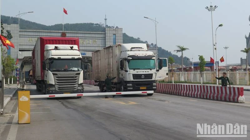 Xe chở hàng hóa xuất, nhập khẩu qua cửa khẩu Chi Ma, Lộc Bình, Lạng Sơn.