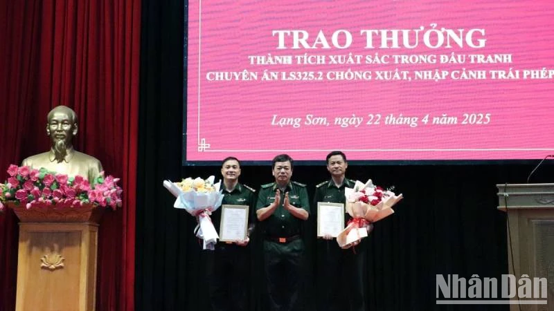 Thiếu tướng Nguyễn Văn Thiện trao thưởng cho ban chuyên án phá thành công chuyên án xuất, nhập cảnh trái phép.