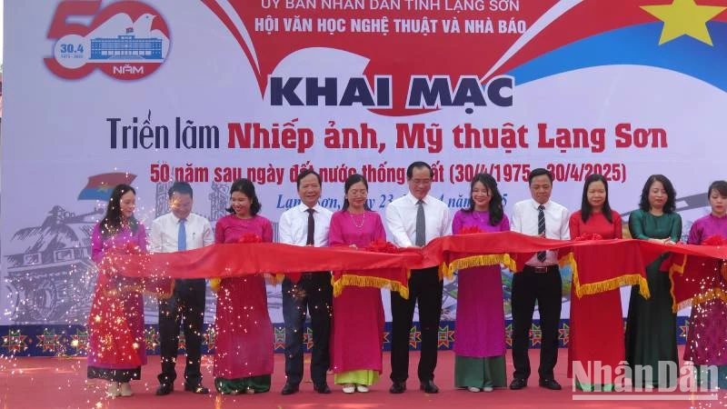 Các đại biểu thực hiện nghi lễ cắt băng khai mạc triển lãm. 