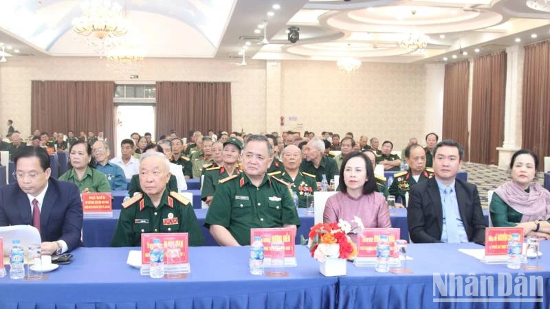 Các đồng chí lãnh đạo tỉnh Lạng Sơn cùng các cựu chiến binh, cựu thanh niên xung phong, chiến sĩ cách mạng bị địch bắt, tù đày tiêu biểu, tham gia kháng chiến chống Mỹ cứu nước tham dự buổi gặp mặt.