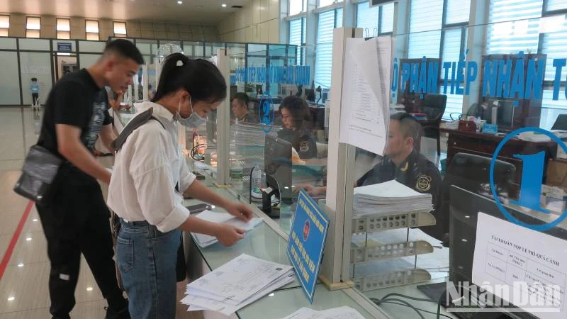 Công chức hải quan cửa khẩu quốc tế Hữu Nghị, Cao Lộc, (Lạng Sơn), hướng dẫn doanh nghiệp.