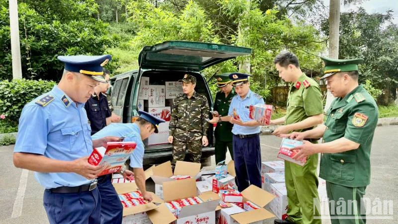Các lực lượng quản lý thị trường, công an tỉnh cùng Bộ đội Biên phòng Cửa khẩu Chi Ma, Lộc Bình (Lạng Sơn), phát hiện thu giữ hàng nhập lậu.