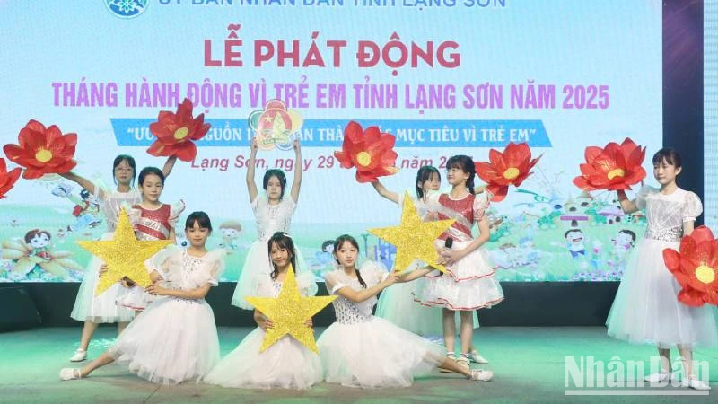 Tiết mục văn nghệ đặc sắc do các em học sinh thành phố Lạng Sơn biểu diễn chào mừng lễ phát động Tháng hành động vì trẻ em của tỉnh.
