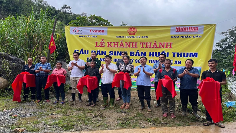 Lãnh đạo Báo Nhân Dân, Công ty cổ phần Đầu tư Lê Bảo Minh, Công ty TNHH Canon Marketing Việt Nam khánh thành cầu bản Huồi Thum