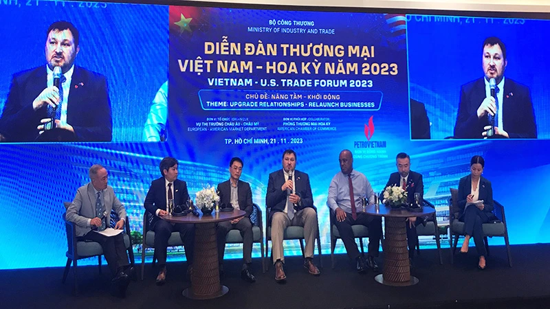 Các diễn giả tham gia một phiên tọa đàm tại diễn đàn.