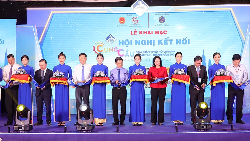 Các đại biểu thực hiện nghi thức khai mạc hội nghị kết nối cung-cầu.