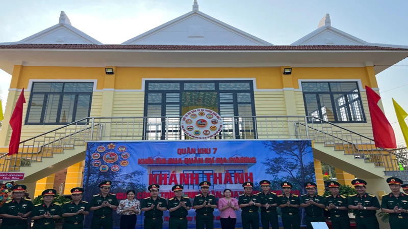 Các đại biểu khánh thành công trình chung Nhà văn hóa Dân tộc Khmer (ấp Xóm Tháp, xã Tân Phong, huyện Tân Biên, tỉnh Tây Ninh)