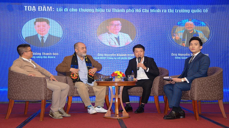Các diễn giả tham gia thảo luận tại diễn đàn.
