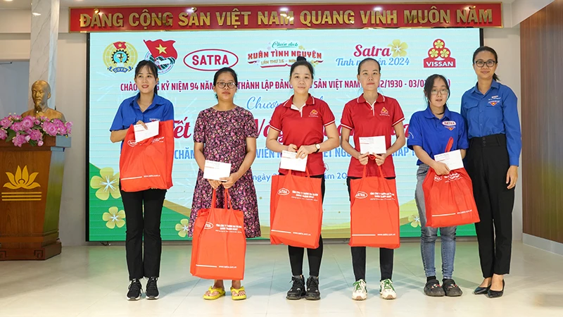 Đại diện Công đoàn SATRA tặng quà các gia đình công nhân có hoàn cảnh khó khăn.