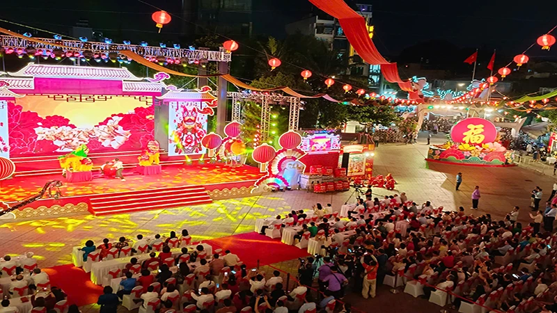 Đêm hội Nguyên tiêu năm Giáp Thìn 2024 tại quận 5. (Ảnh: CTV)