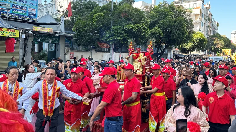 Cung nghinh tượng Quan Thánh Đế Quân diễu hành trên đường phố ở quận 5 (ảnh: HOÀNG LIÊM)