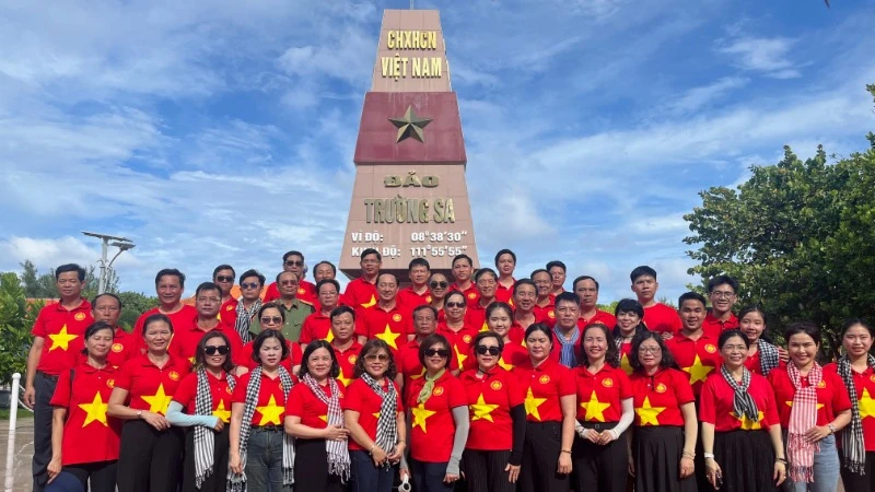 Đoàn công tác Ban Tuyên giáo và Dân vận Trung ương chụp ảnh lưu niệm tại đảo Trường Sa Lớn.