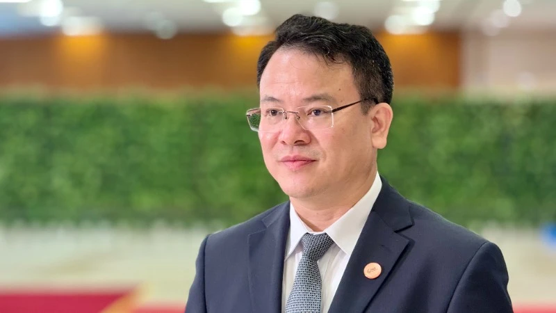 Thứ trưởng Tài chính Trần Quốc Phương trao đổi bên lề đối thoại giữa các nhà lãnh đạo với doanh nghiệp về hợp tác công-tư vì tương lai xanh và bền vững. (Ảnh: MINH PHƯƠNG)