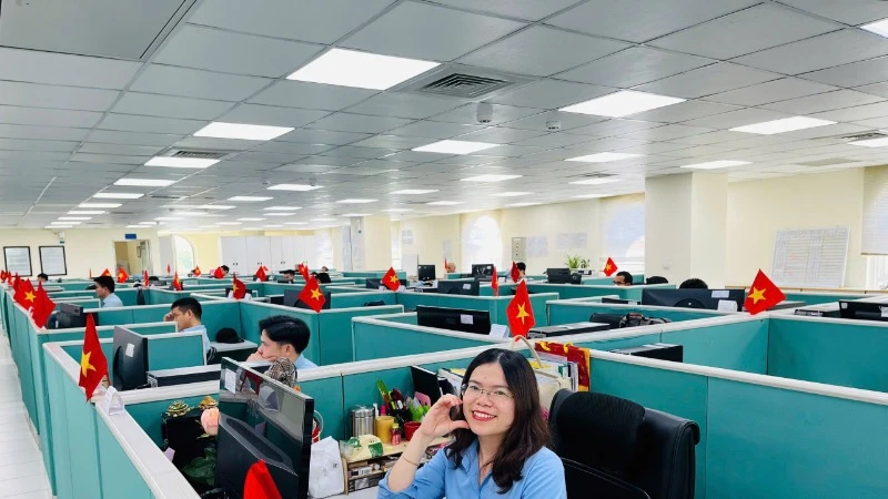 Việc trang hoàng cờ đỏ sao vàng được các cán bộ, nhân viên, người lao động thực hiện từ ngày 19/4.