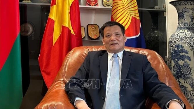 Đại sứ Việt Nam tại Belarus Nguyễn Văn Ngự trả lời phỏng vấn phóng viên TTXVN tại SNG. (Ảnh: TTXVN)