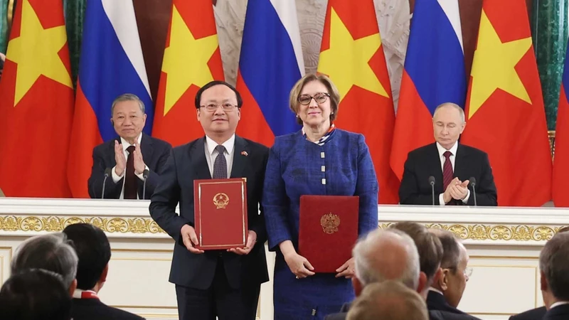 Tổng Bí thư Tô Lâm và Tổng thống Vladimir Putin chứng kiến trao Biên bản ghi nhớ hợp tác giữa Đài Tiếng nói Việt Nam và Cơ quan Ngân sách Nhà nước Liên bang Nga về tổ chức, sản xuất và phổ biến các chương trình âm nhạc, văn hóa và giáo dục "Trung tâm phát thanh và truyền hình âm nhạc nhà nước Nga". (Ảnh: Thống Nhất/TTXVN)