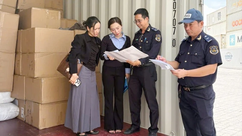 Lực lượng Hải Quan tiến hành kiểm tra số hàng hoá vi phạm. (Ảnh: Cục Hải quan)