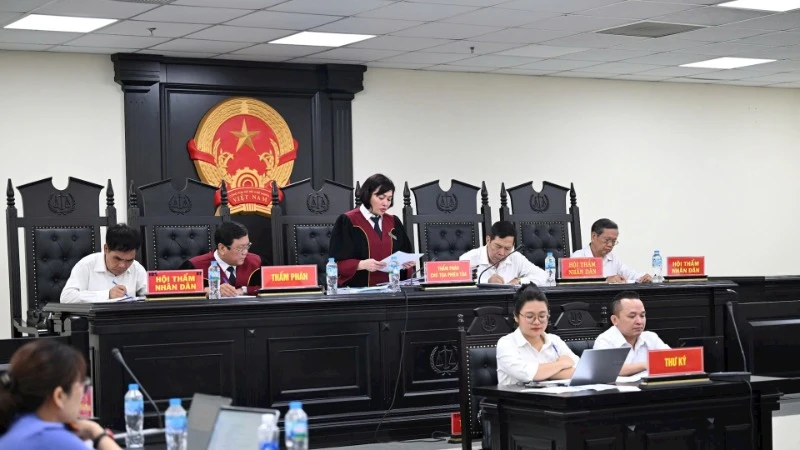Hội đồng xét xử tuyên án các bị cáo.