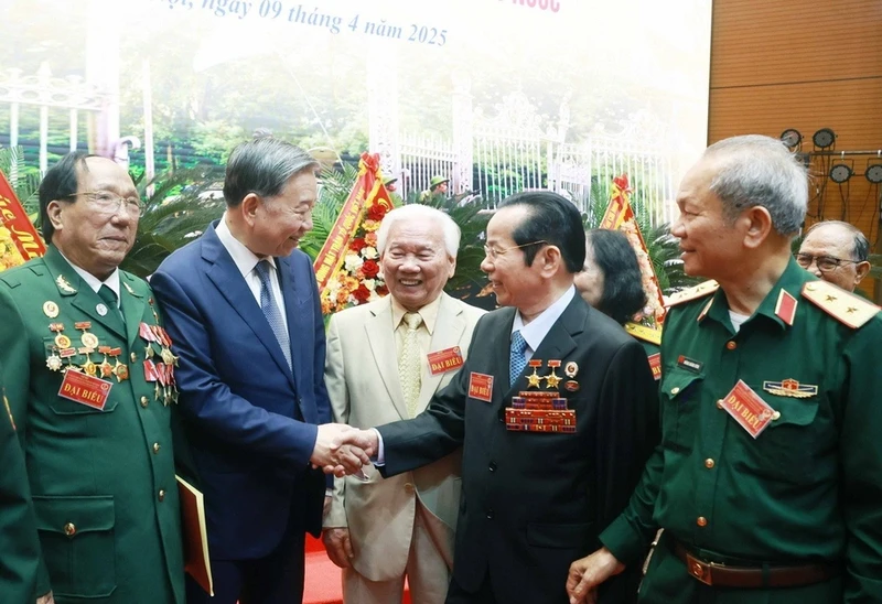 Tổng Bí thư Tô Lâm và các đại biểu tại buổi gặp mặt của lãnh đạo Đảng, Nhà nước với đại diện cựu chiến binh, cựu thanh niên xung phong, dân quân tự vệ tham gia cuộc kháng chiến chống Mỹ cứu nước, ngày 9/4/2025. (Ảnh: TÚ QUÂN)