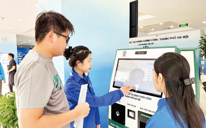Đoàn viên thanh niên hướng dẫn người dân tiếp cận các nguồn học liệu số.
