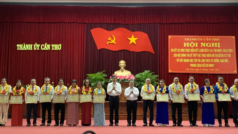 Lãnh đạo Thành ủy Cần Thơ trao bằng khen cho tập thể điển hình trong học tập và làm theo Bác.