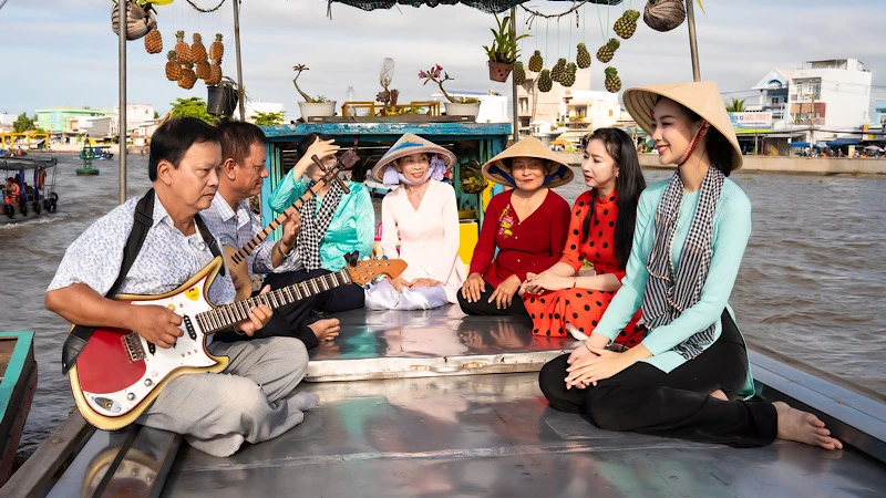 Biểu diễn đờn ca tài tử trên ghe ở chợ nổi Cái Răng.