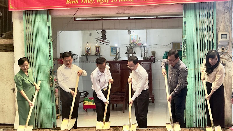 Lãnh đạo thành phố Cần Thơ khởi công xây dựng nhà tình nghĩa dịp 27/7 năm nay.