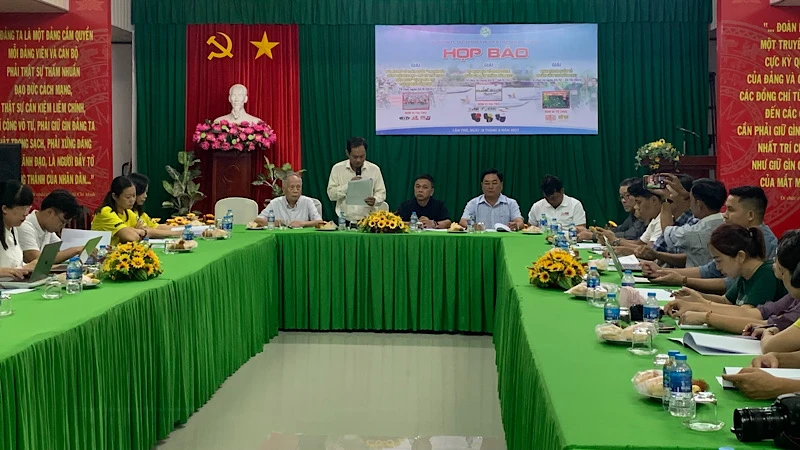 Quang cảnh buổi họp báo.