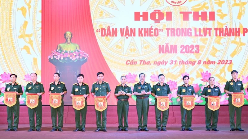 Bộ Chỉ huy quân sự thành phố Cần Thơ tặng cờ cho các đơn vị tham gia hội thị.