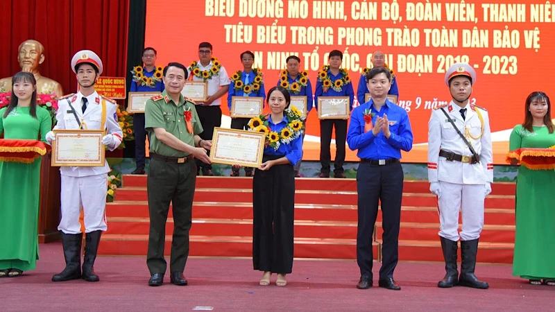 Lãnh đạo Bộ Công an và Trung ương Đoàn trao bằng khen cho các tập thể được tuyên dương